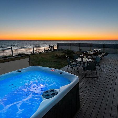 Sound Of The Sea, Beach Front Bungalow With Hot Tub, In Тевін Екстер'єр фото
